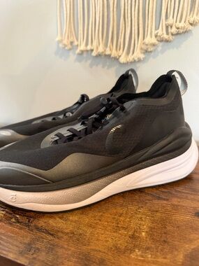 Women’s 9.5 SuperCush Alto by Clove - black and white waterproof sneaker